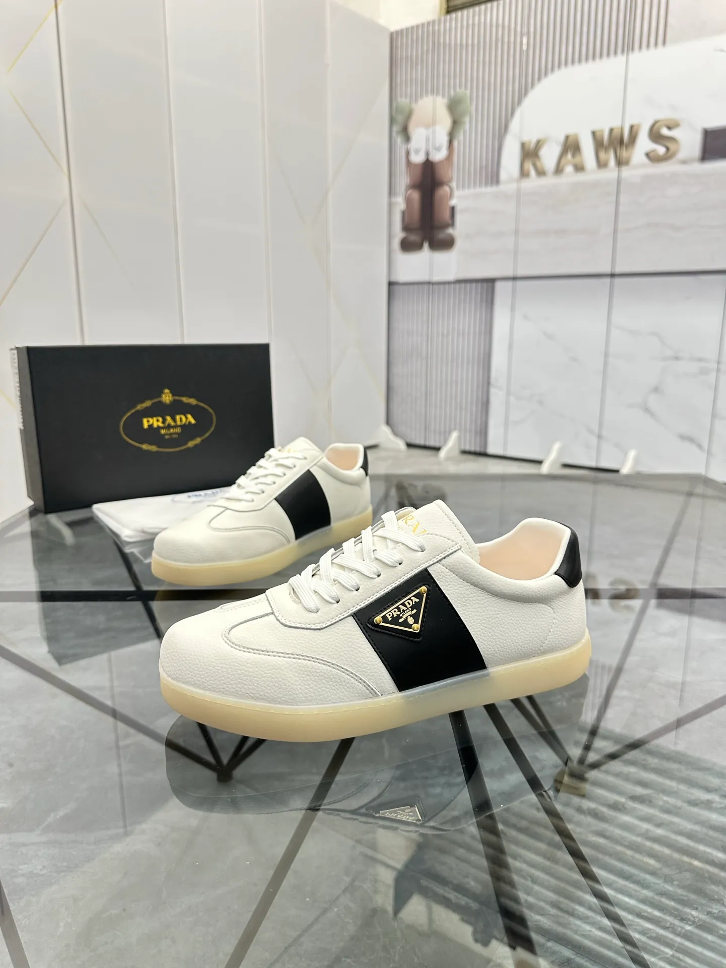 Men's shoes: 💰P400¥ Product trademark: Prada *"Prada*" low-top casual shoes Regular size: 38-44 (can be customized to 45) Product materials: imported cowhide upper, sheepskin lining, original outsole. Number: 020